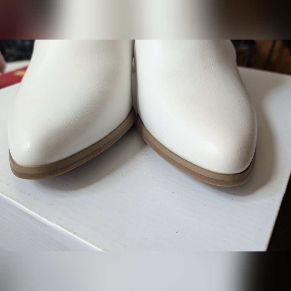 NWT Liz Claiborne White Heeled Ankle Boots with Double Buckles. Size 7.5 - Picture 8 of 11